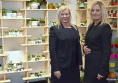 Olga Lundager en Viktorija Spakova, van de firma Lundager, staan bij hun eigen ontworpen keramische potten.